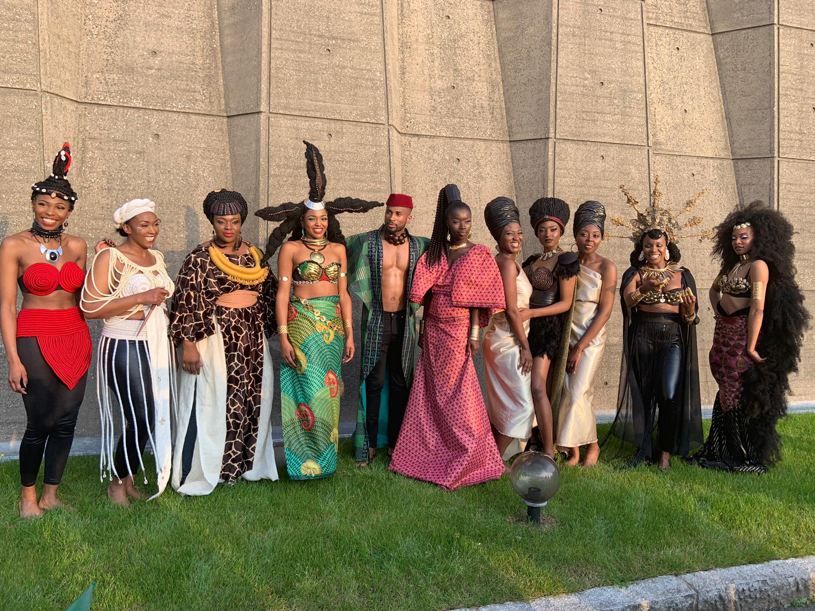 staff debout unesco black queen